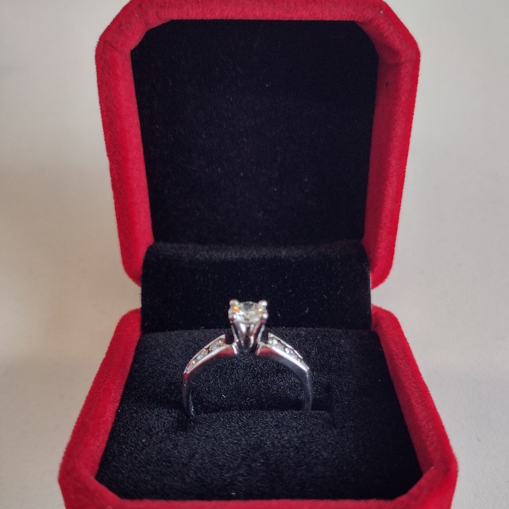White Gold Diamond ring